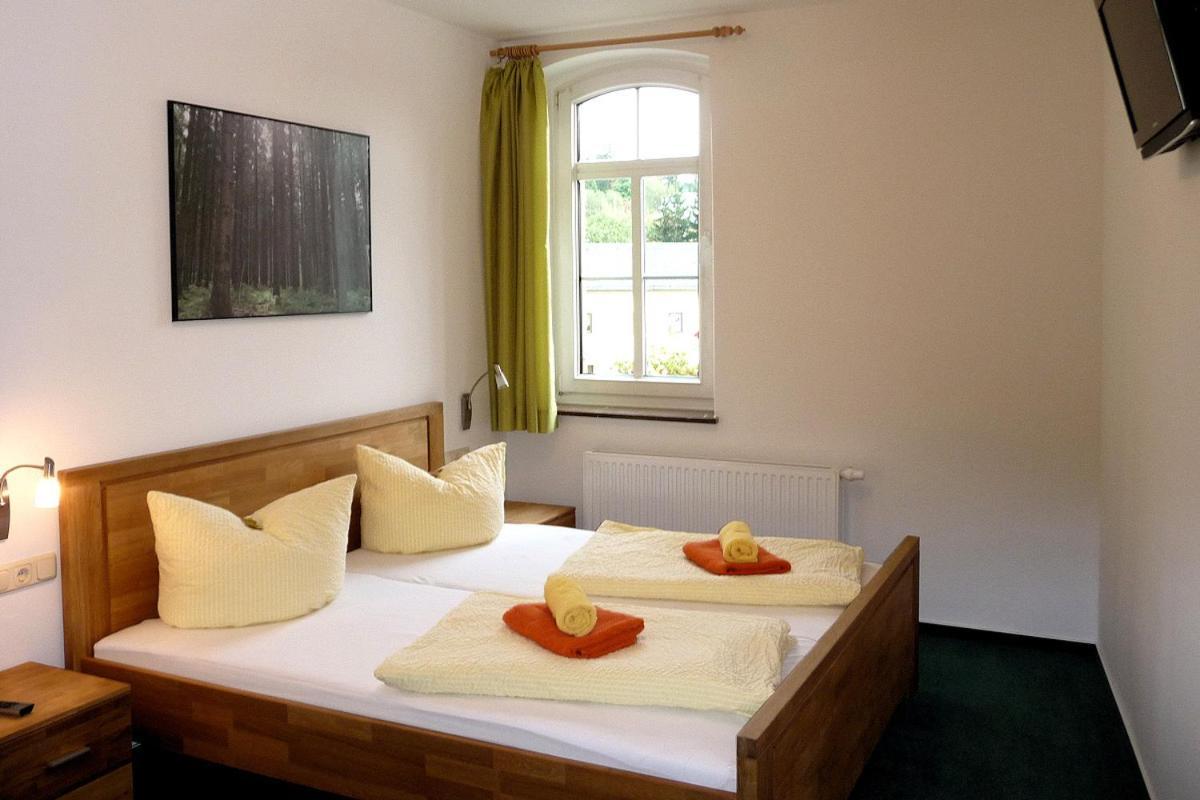 Pension Und Ferienwohnung Am Teich 施莱茨 外观 照片